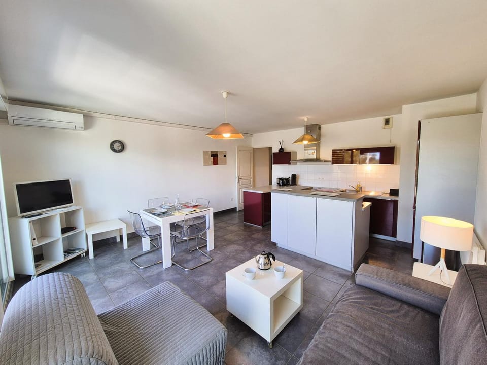 TV and multimedia, Living room, Seating area, air conditioner