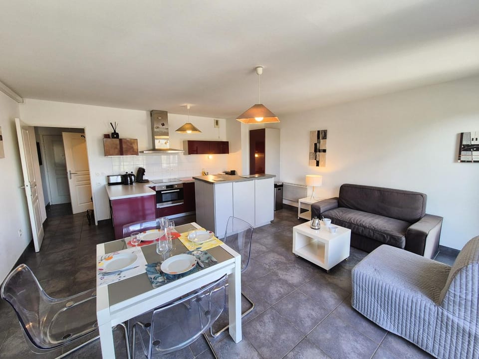 Coeur des Sablettes, plage en face, clim, wifi... Apartment in La Seyne-sur-Mer