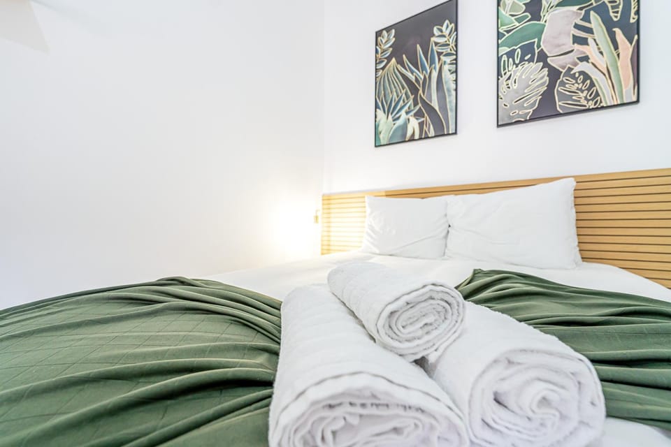 Bed, Bedroom, towels