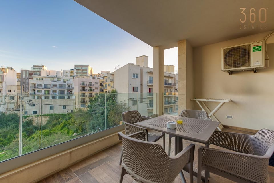 Property building, Patio, Communal lounge/ TV room, Day, View (from property/room), Balcony/Terrace, Living room, Seating area, Dining area, Evening entertainment, air conditioner