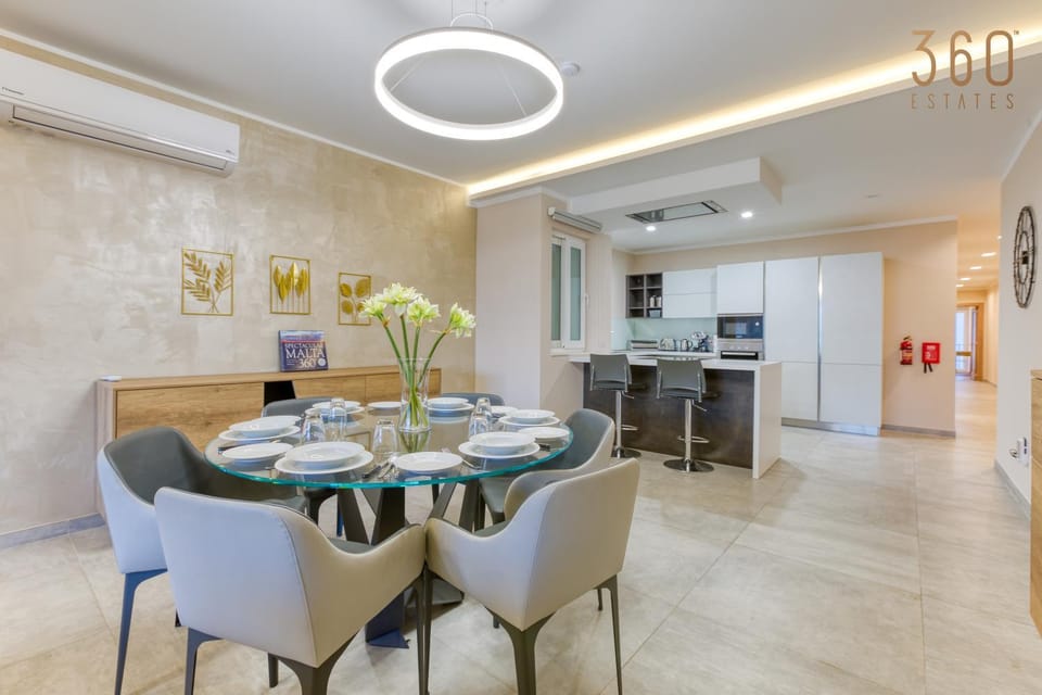 Kitchen or kitchenette, Living room, Seating area, Dining area, minibar, oven, pet friendly, stove