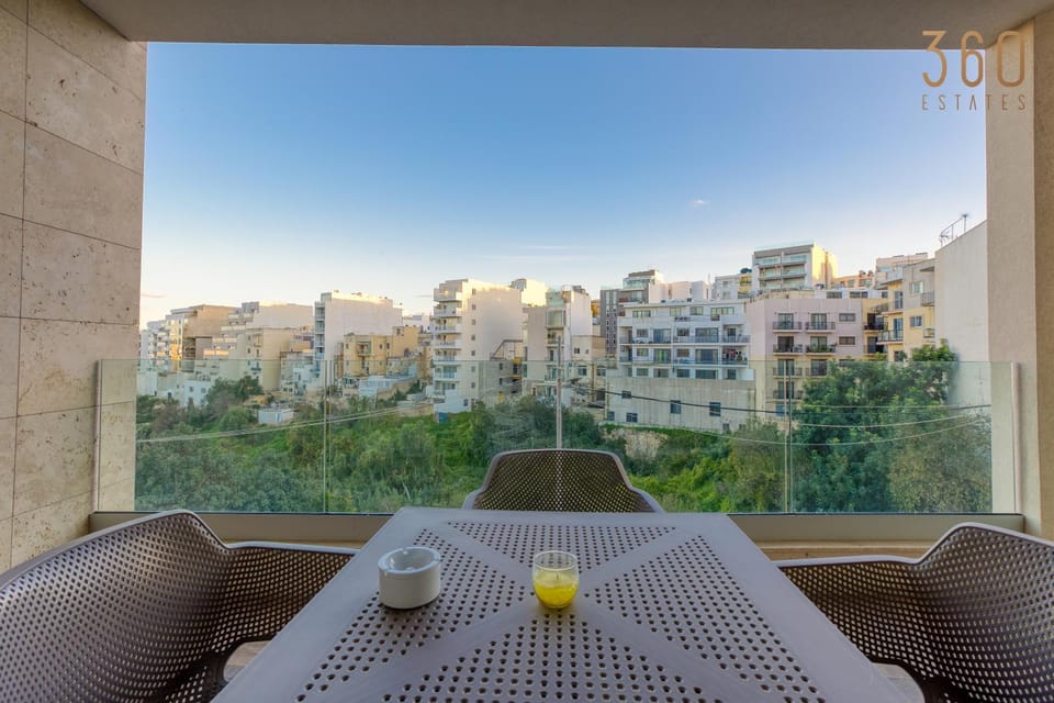 Day, View (from property/room), Balcony/Terrace, Food and drinks, Dining area, City view, Drinks