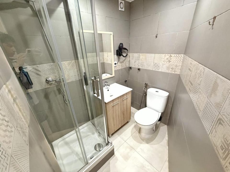 Estudio con baño privado frente al metro L5 Apartment in L'Hospitalet de Llobregat