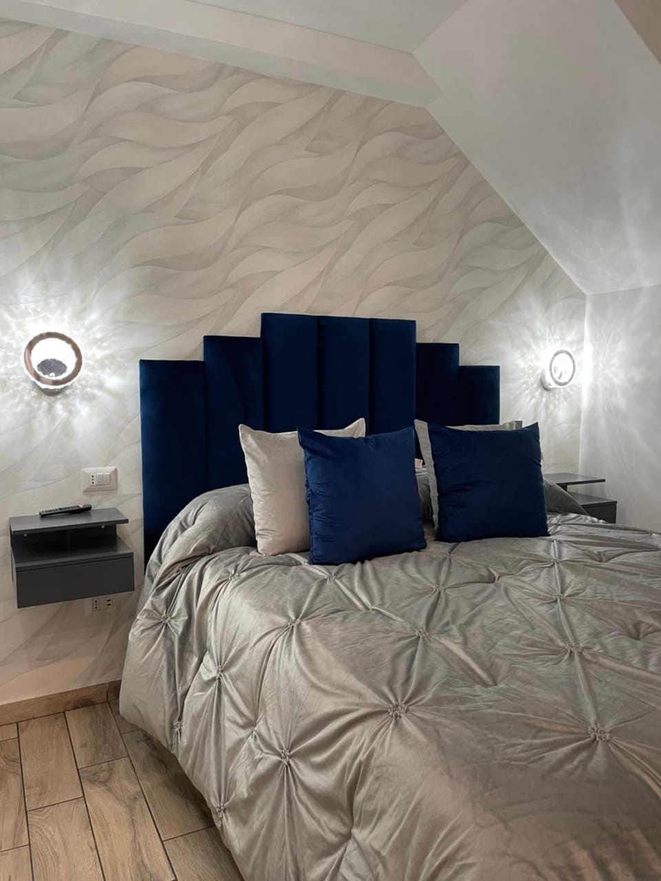 Bed, Photo of the whole room, Seating area, Bedroom