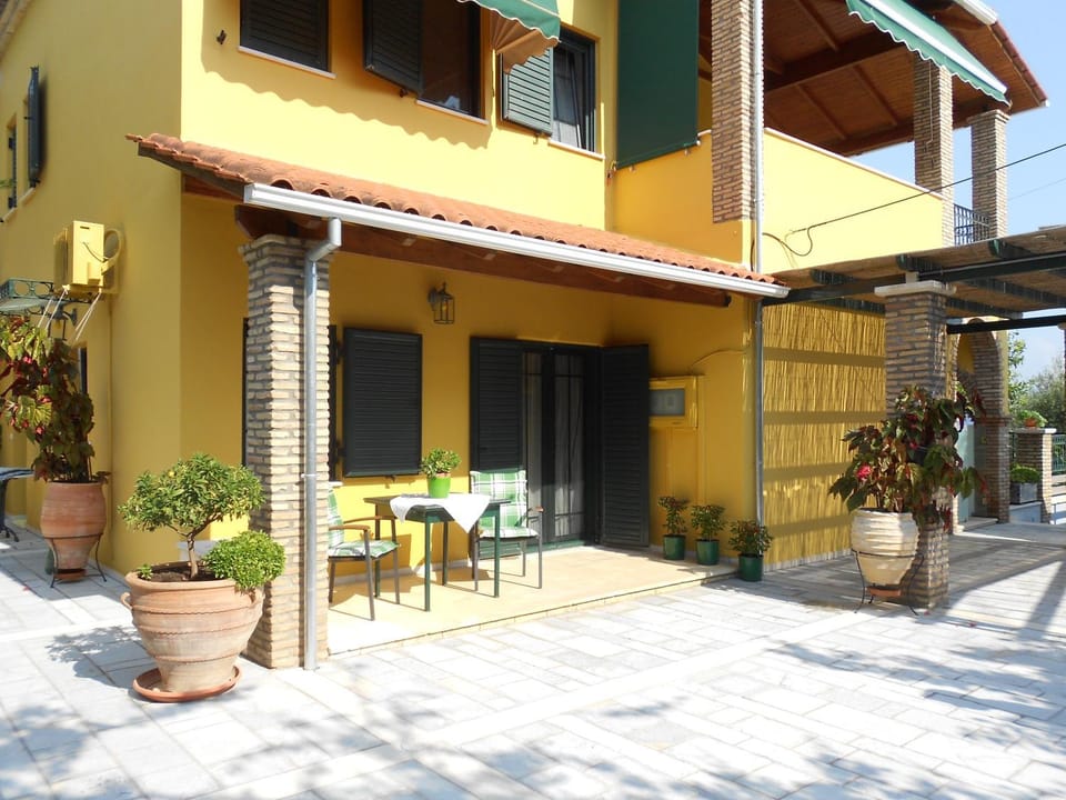Patio, Facade/entrance, Day