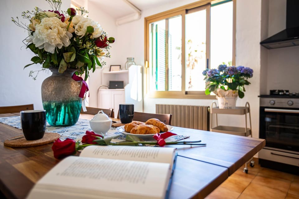 Kitchen or kitchenette, Dining area, Food