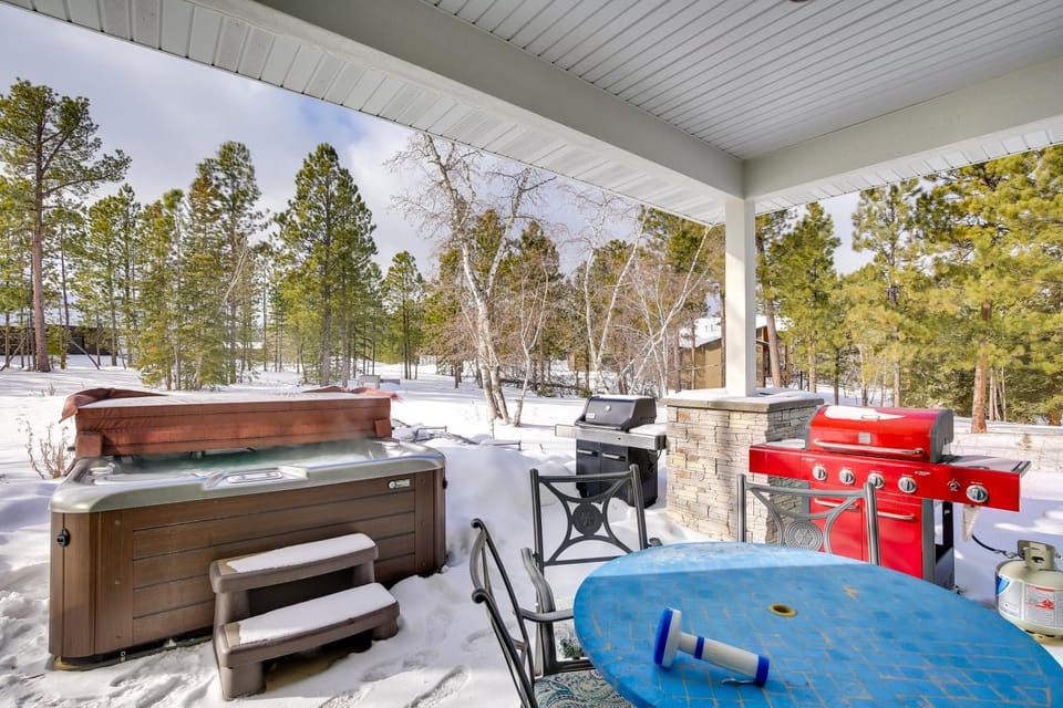 Ride to Sturgis! Modern Group Lodge w/ Hot Tub House in North Lawrence