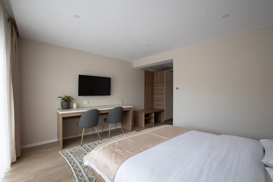 Bed, TV and multimedia, Photo of the whole room