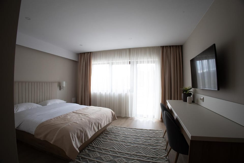 Bed, TV and multimedia, Photo of the whole room