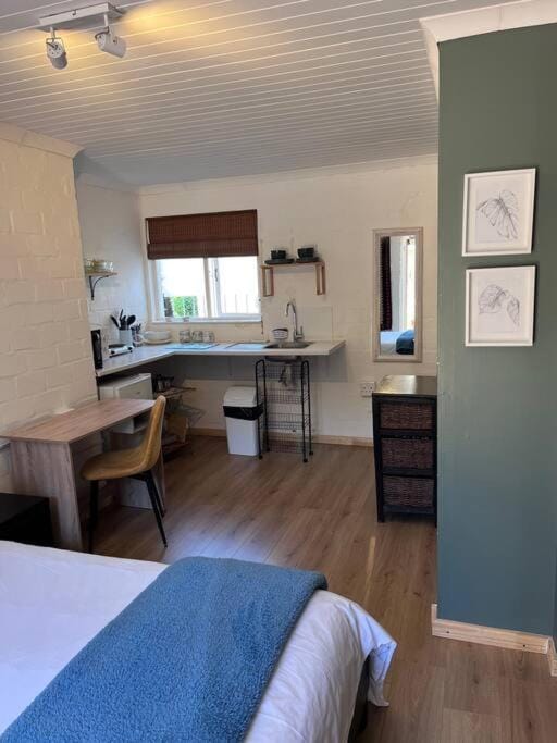 Lovely Garden Studio 2 - 10 minute walk to beach Apartment in Cape Town
