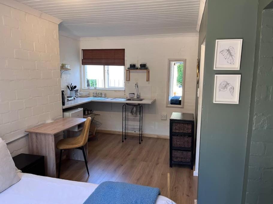 Lovely Garden Studio 2 - 10 minute walk to beach Apartment in Cape Town