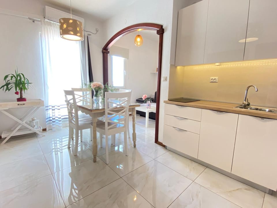 Dining area, kitchen