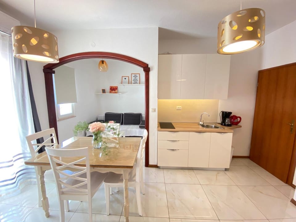 Kitchen or kitchenette, Living room, Seating area, Dining area