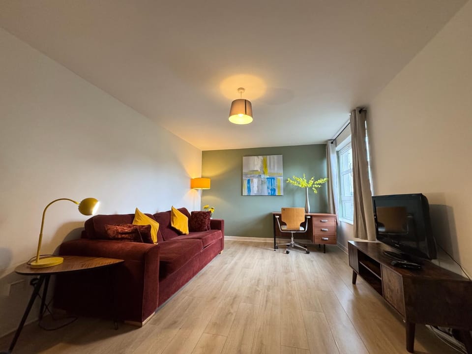 Communal lounge/ TV room, TV and multimedia, Living room, Seating area, Evening entertainment