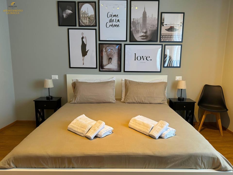 Bed, Bedroom, towels