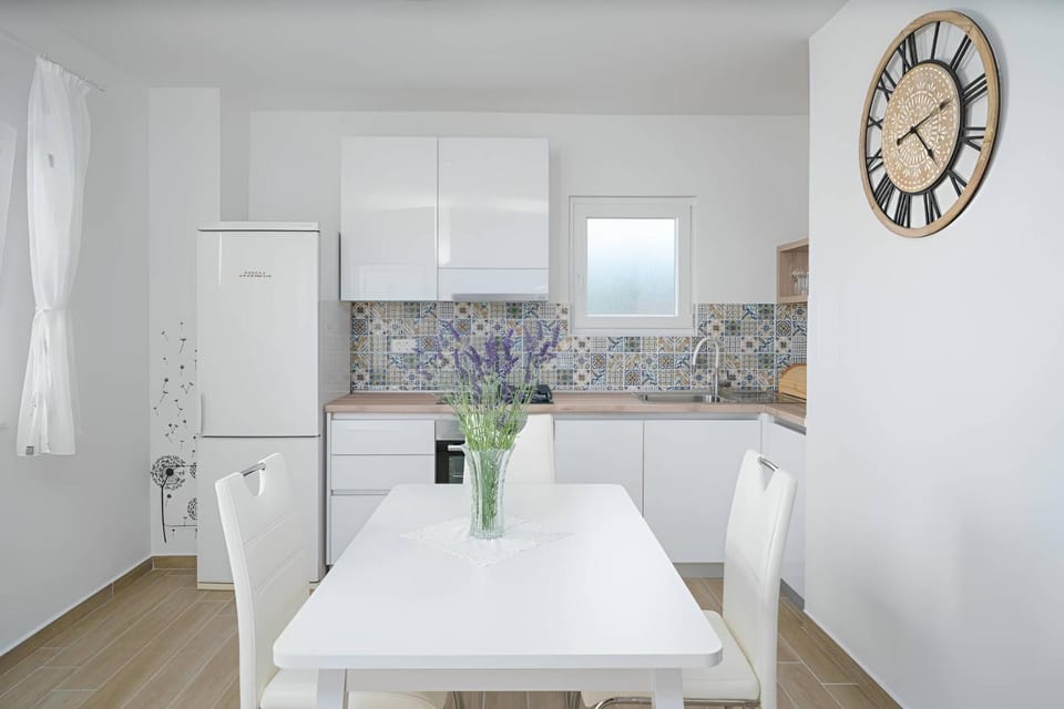 Kitchen or kitchenette, Dining area, pet friendly, stove