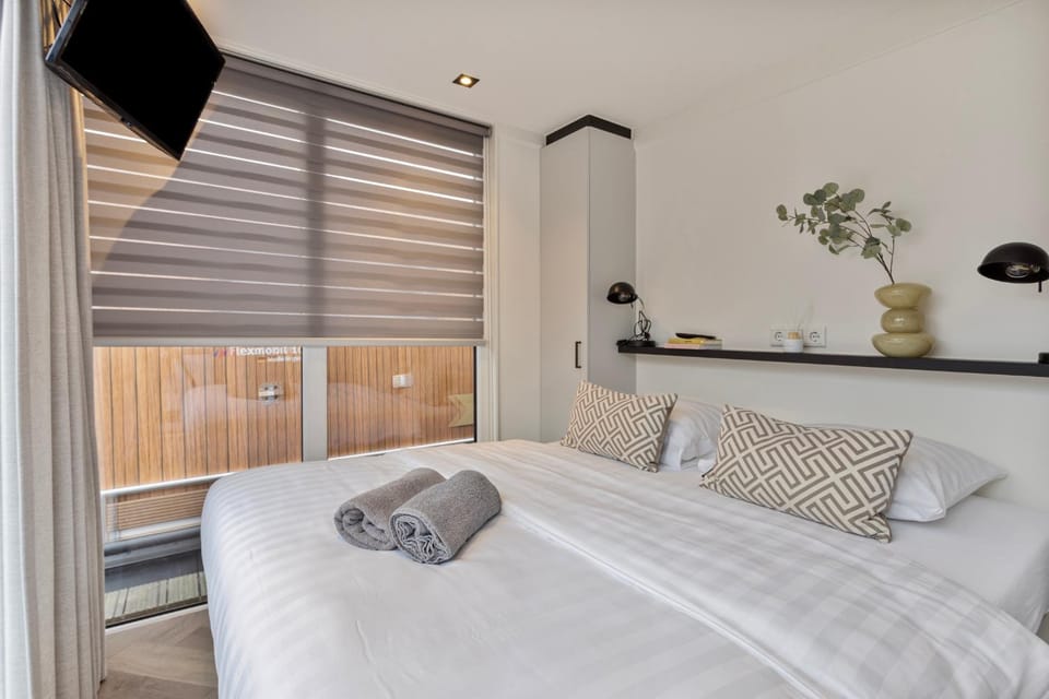 Bed, TV and multimedia, Bedroom