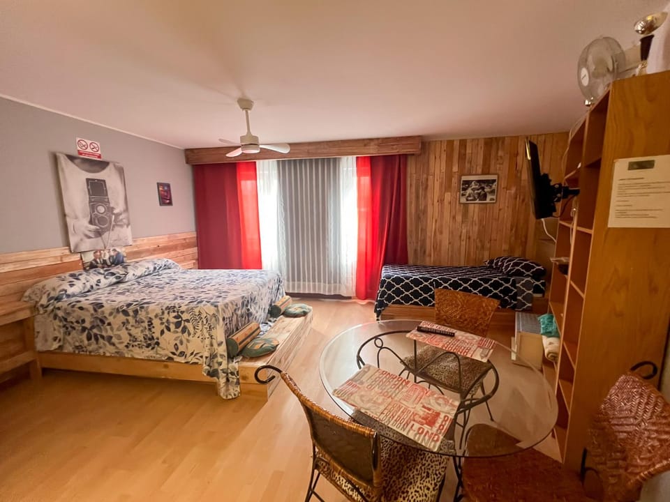 Bed, TV and multimedia, Photo of the whole room, Dining area