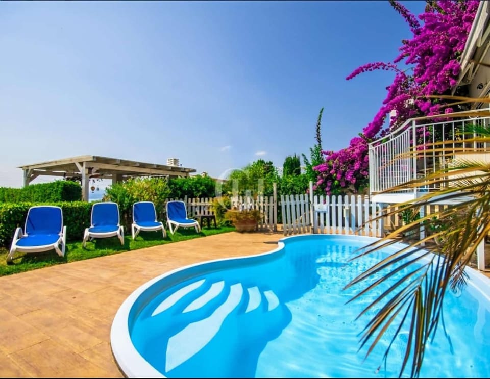 Swimming pool, sunbed