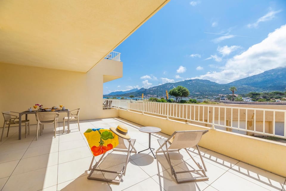 View (from property/room), Balcony/Terrace, sunbed
