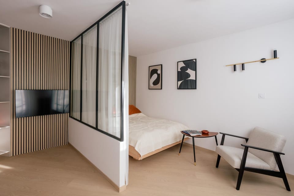 Bed, TV and multimedia, Photo of the whole room, Bedroom