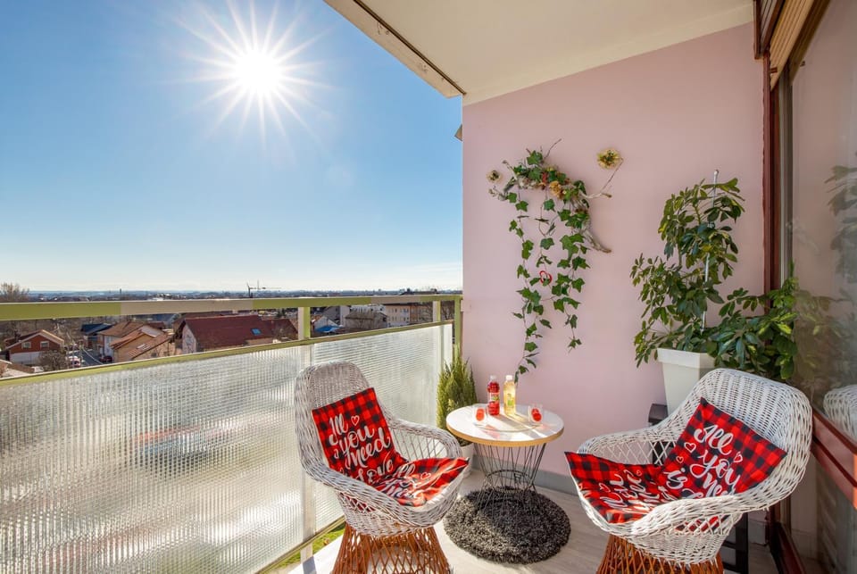View (from property/room), Balcony/Terrace, Seating area