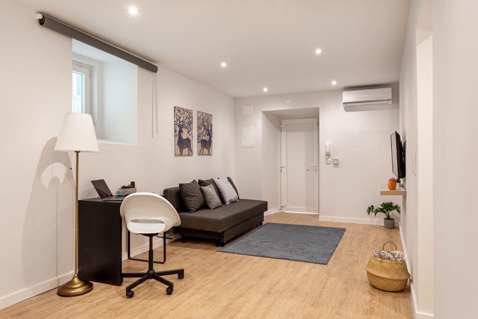 TV and multimedia, Living room, Seating area, air conditioner