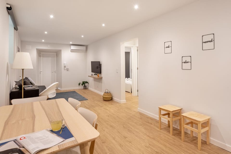 Bed, TV and multimedia, Living room, Seating area, Dining area, Bedroom, air conditioner