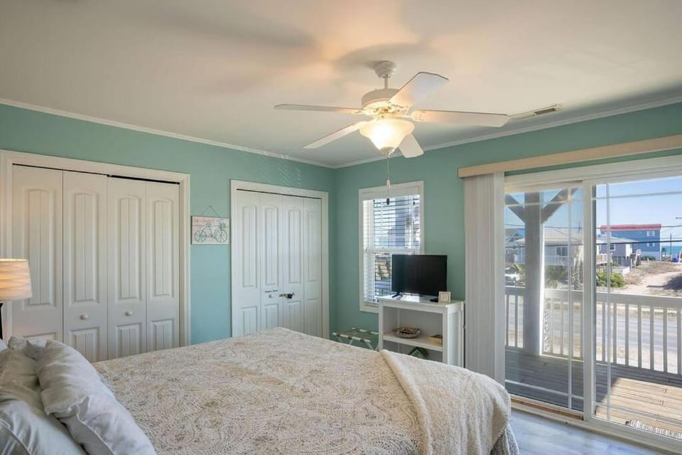 Bed, TV and multimedia, Evening entertainment, Bedroom, Sea view