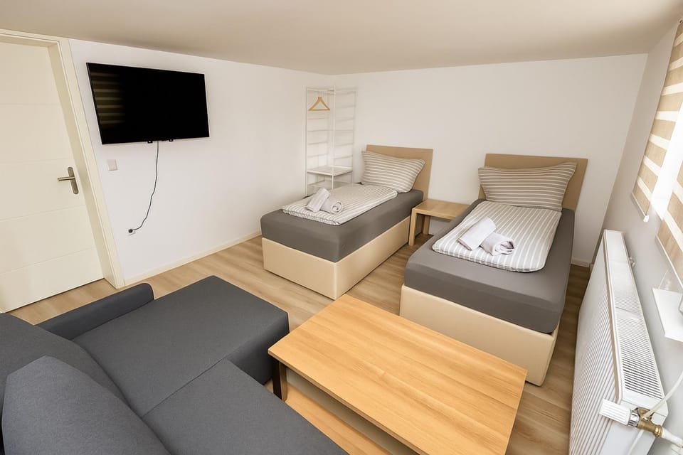 Bed, TV and multimedia, Living room, Photo of the whole room, Seating area, Bedroom