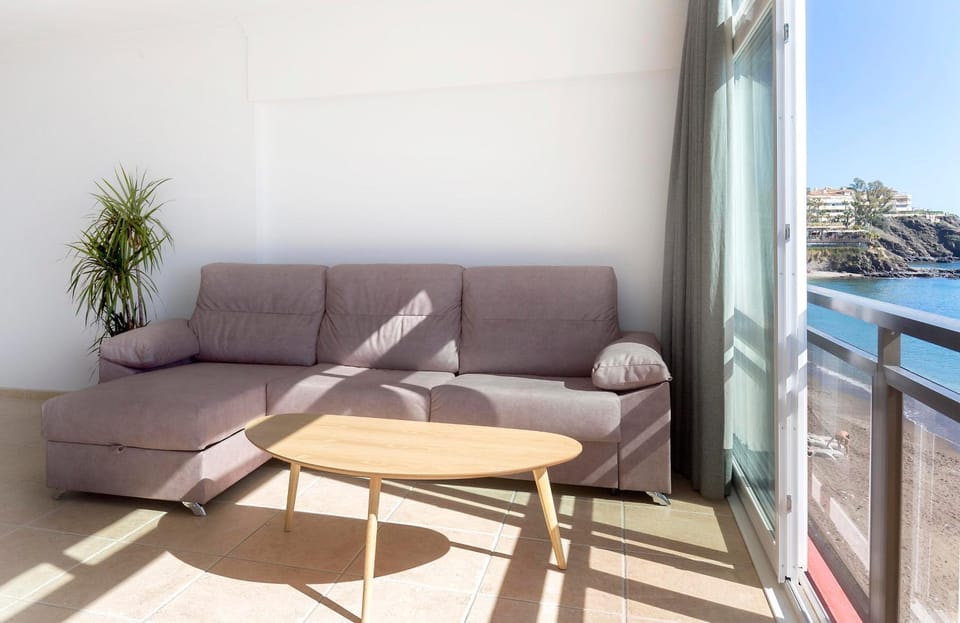 View (from property/room), Balcony/Terrace, Living room, Sea view