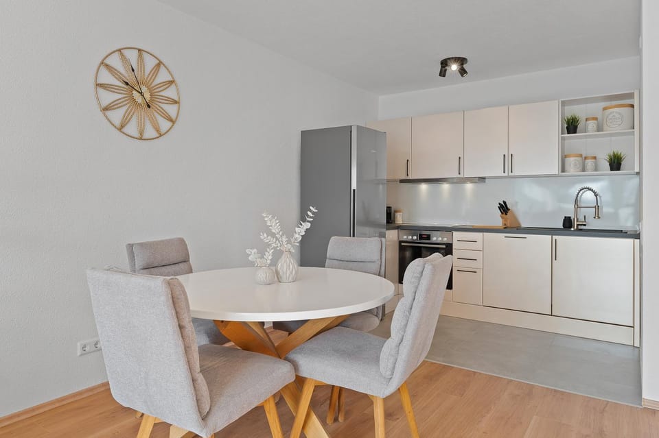 Kitchen or kitchenette, Seating area, Dining area