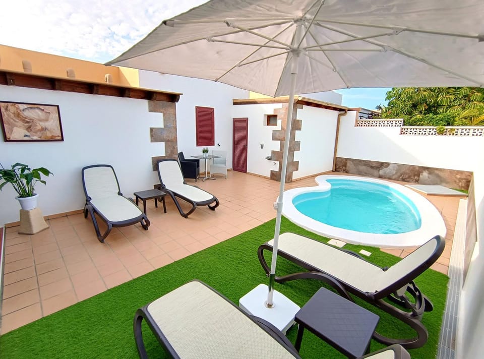Patio, Day, Pool view, Swimming pool, sunbed