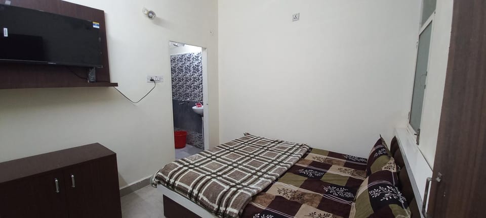 Bed, TV and multimedia, Photo of the whole room, Bedroom, bunk bed, wardrobe