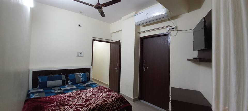 Communal lounge/ TV room, Bed, TV and multimedia, Photo of the whole room, Evening entertainment, Bedroom, fireplace, wardrobe, air conditioner
