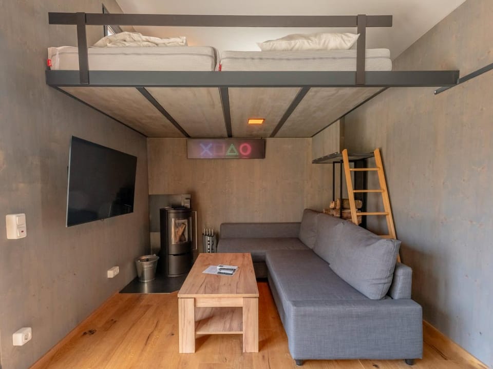 Bed, TV and multimedia, Living room, Photo of the whole room, Seating area, Evening entertainment, Bedroom, fireplace