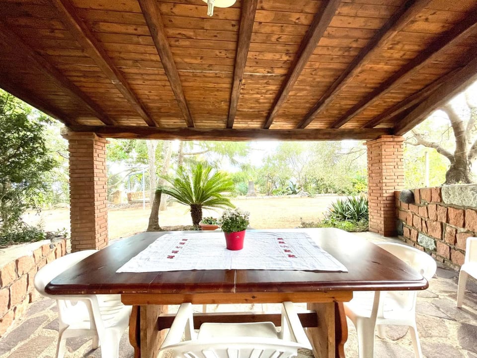 Patio, Day, Dining area