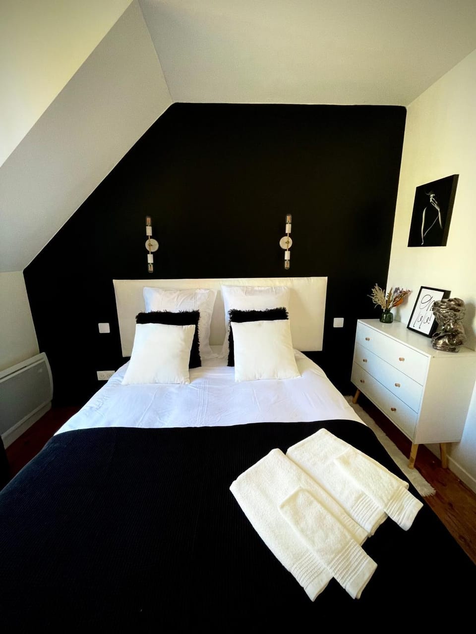 Bed, Photo of the whole room, Bedroom, towels