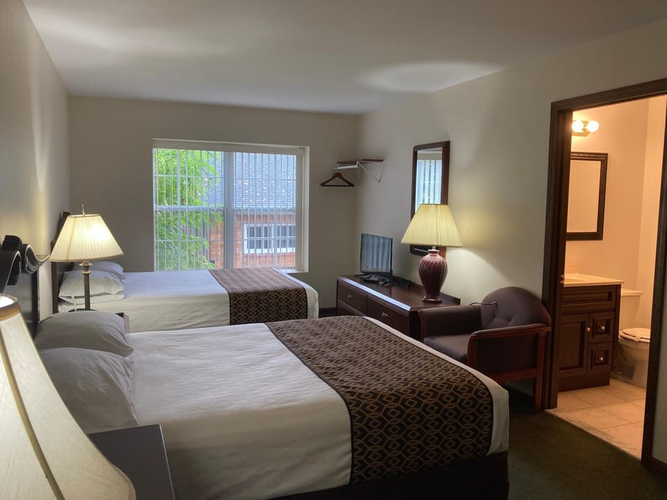 Bed, Bathroom, Photo of the whole room, Bedroom