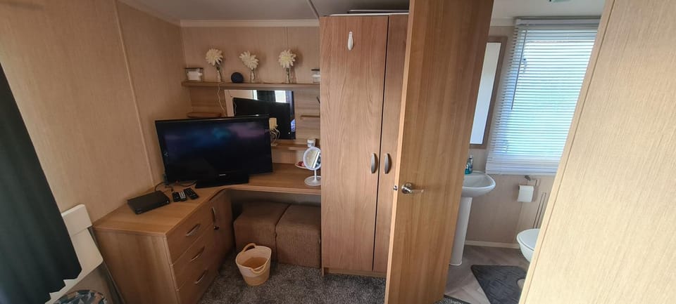 Toilet, Bathroom, TV and multimedia, wardrobe