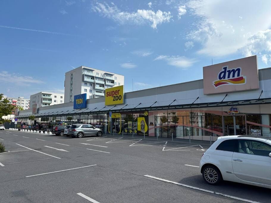 On-site shops, Supermarket/grocery shop, Shopping Area