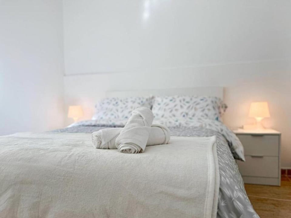 Bed, Photo of the whole room, Bedroom, towels