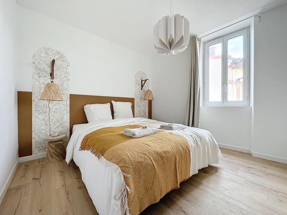Photo of the whole room, Bedroom