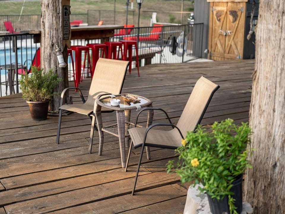 Stonegate Lodge Fire Pit 50in TV Salt Water Pool Fast Wi-Fi Room #301 Apartment in Eureka Springs