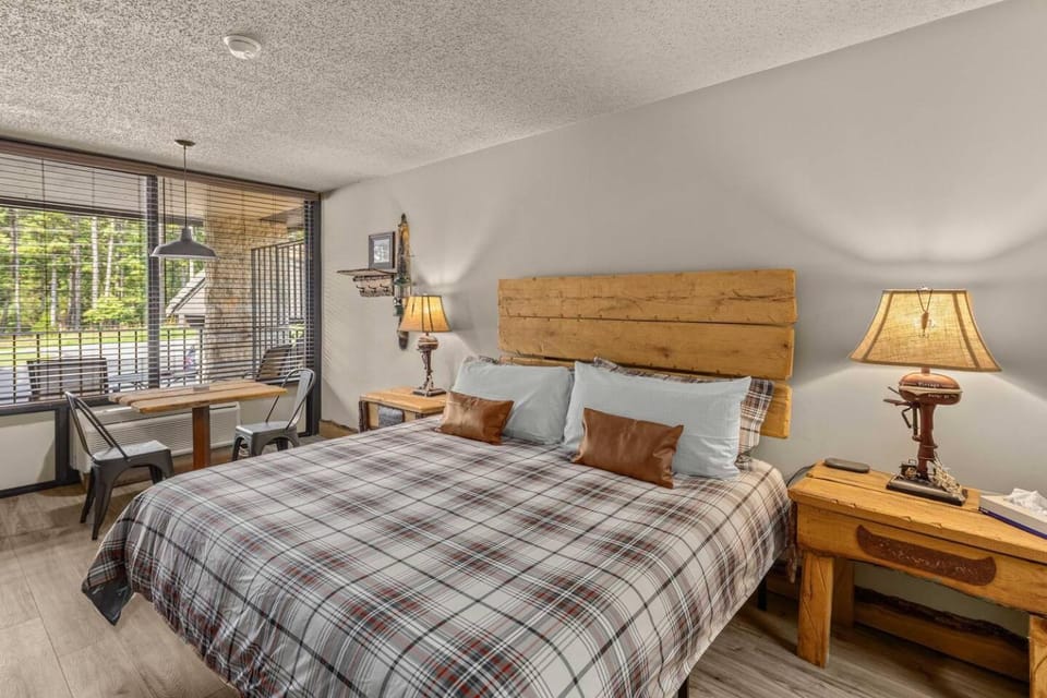 Stonegate Lodge Fire Pit 50in TV Salt Water Pool Fast Wi-Fi Room #301 Apartment in Eureka Springs