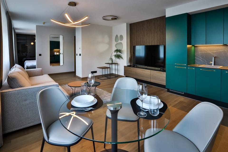 TV and multimedia, Kitchen or kitchenette, Living room, Seating area, Dining area