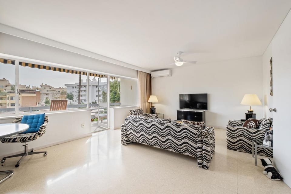 TV and multimedia, Living room, Seating area, fireplace, hair dresser