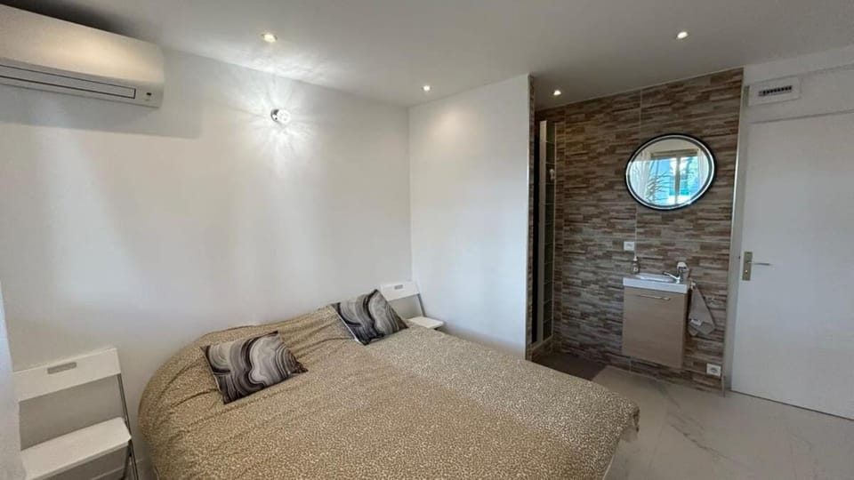 Photo of the whole room, Bedroom, air conditioner