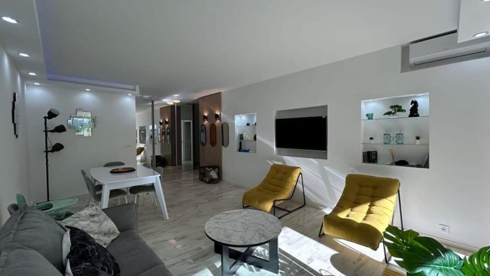 Communal lounge/ TV room, TV and multimedia, Living room, Seating area, air conditioner