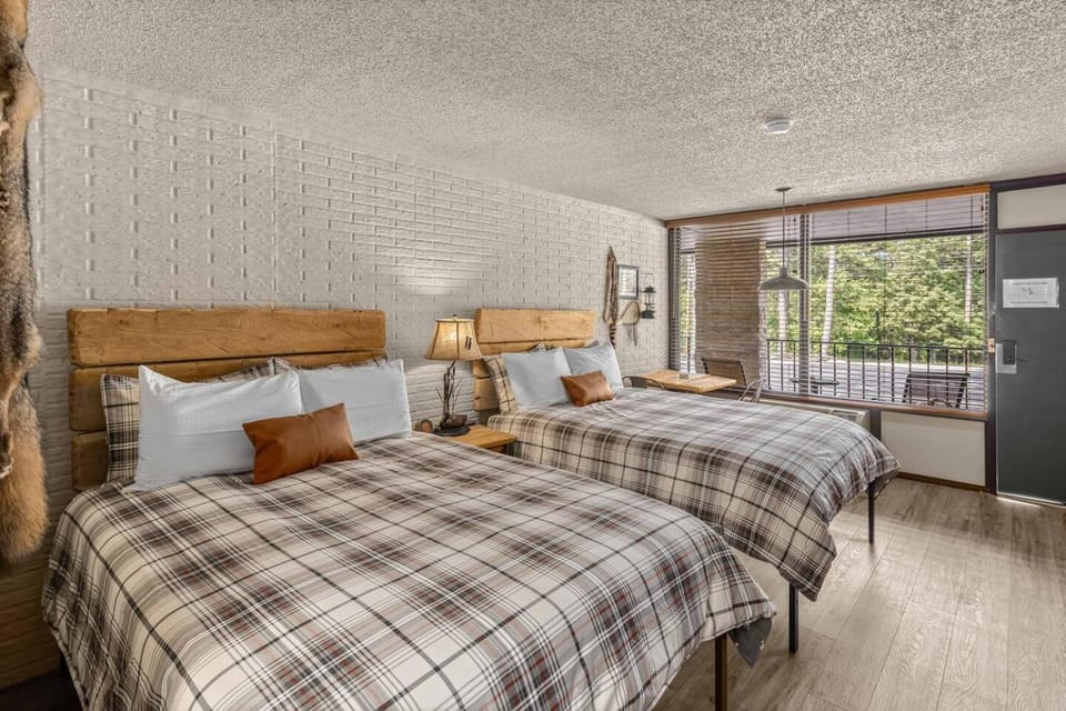 Stonegate Lodge 2 Queen Beds Fast WiFi 50in TV Salt Water Pool Room # 305 Apartment in Eureka Springs